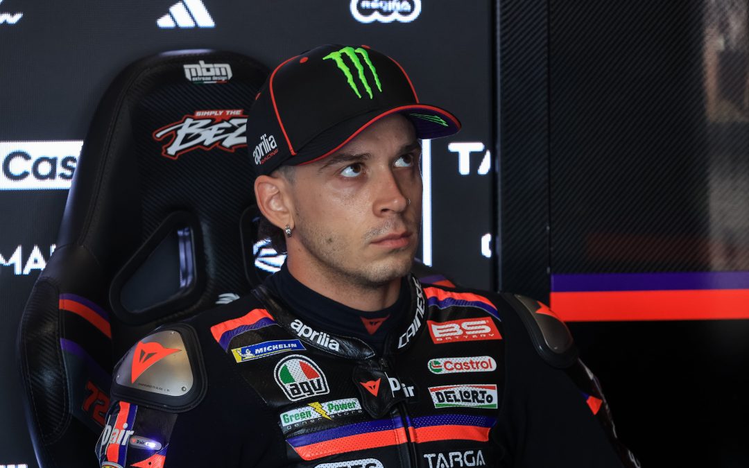 La peor sprint de Marco Bezzecchi: el líder de MotoGP pierde los papeles tras una caída, golpea a un comisario y no correrá este domingo