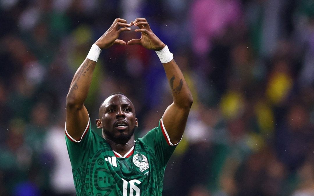 México se da un baño de alegría frente a Ecuador y mantiene su idilio en el Mundial