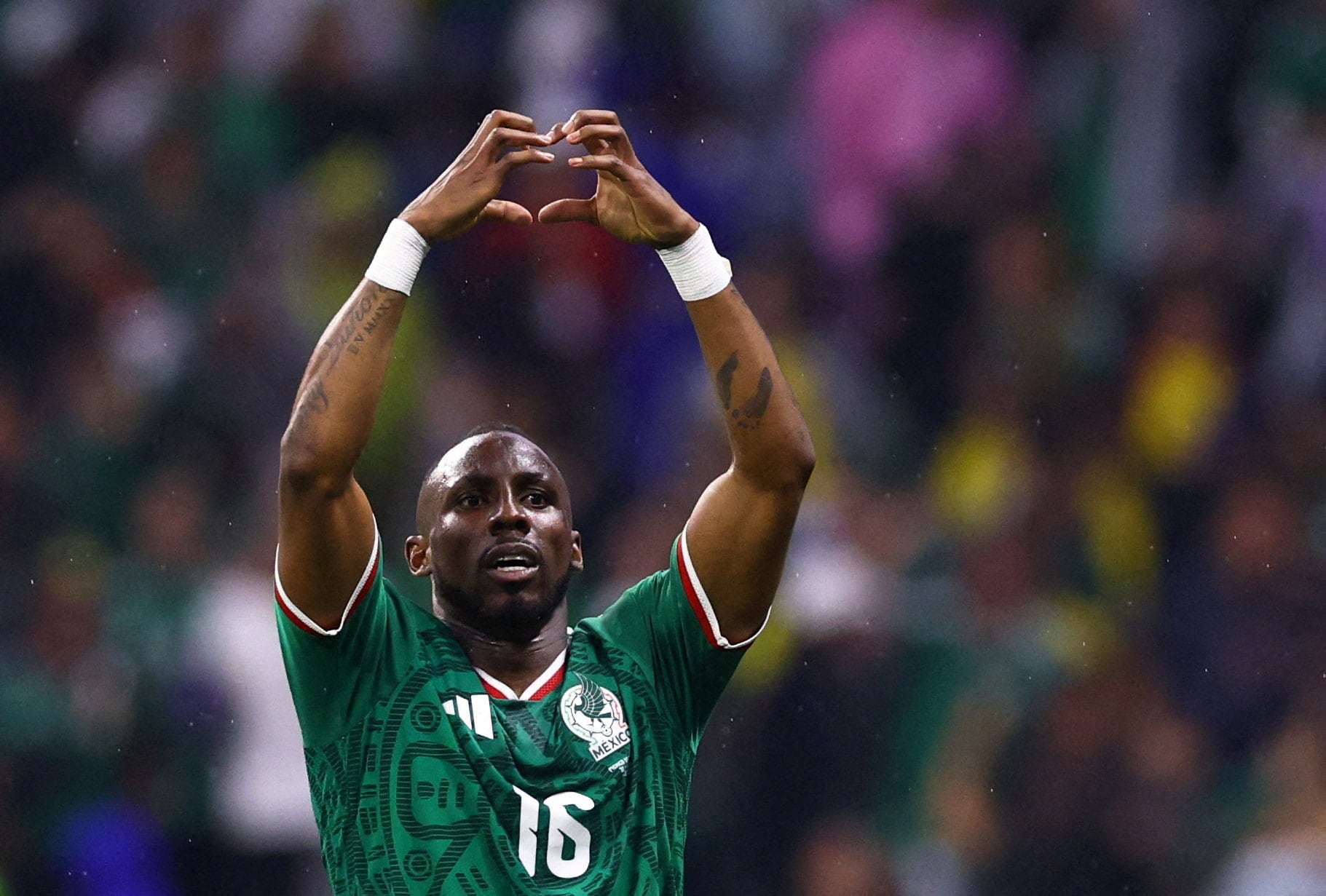 México se da un baño de alegría frente a Ecuador y mantiene su idilio en el Mundial