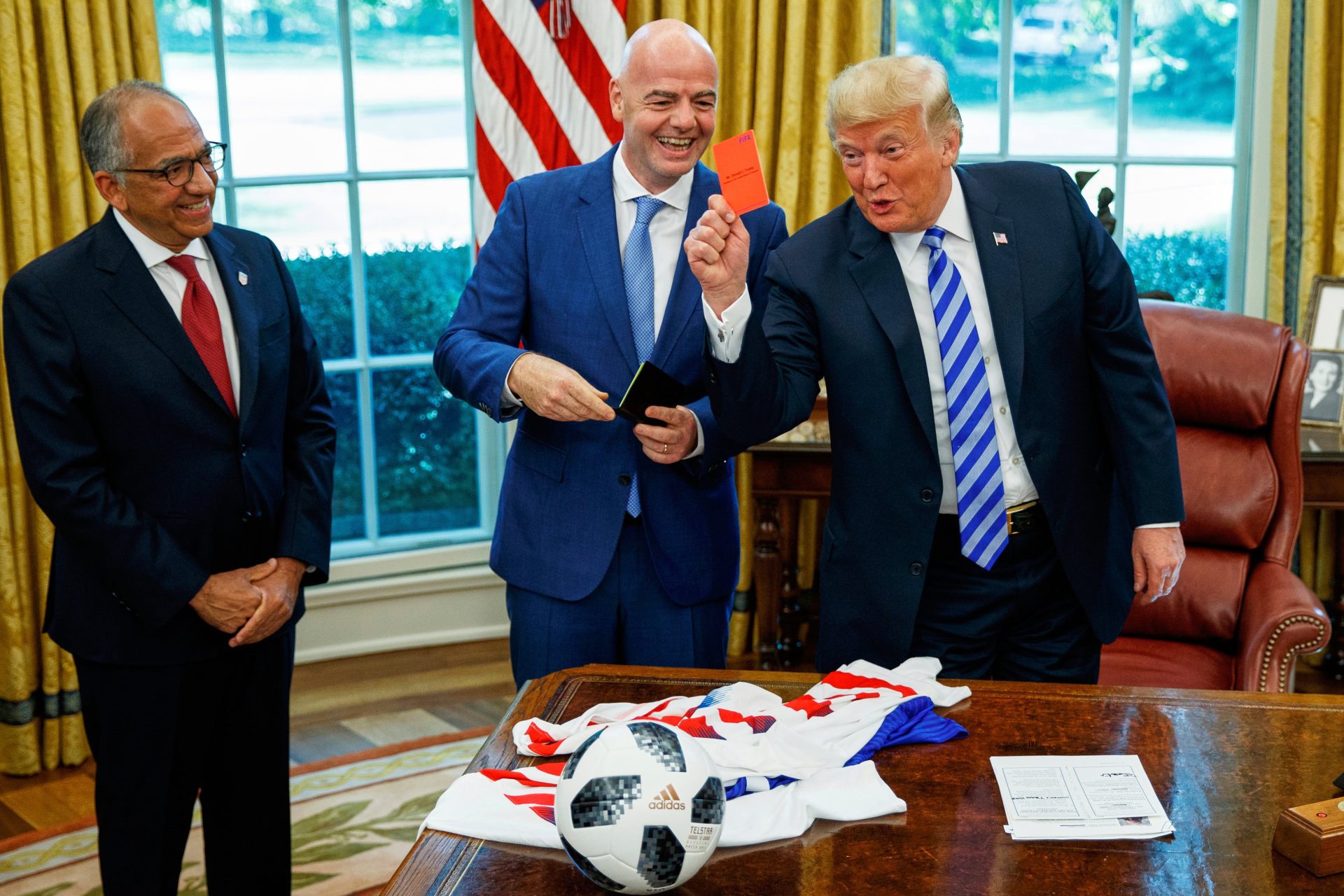 La dimisión y la crítica abierta de altos cargos de la FIFA acorralan a Infantino en plena ola de repudio a su propuesta de privatizar el Mundial