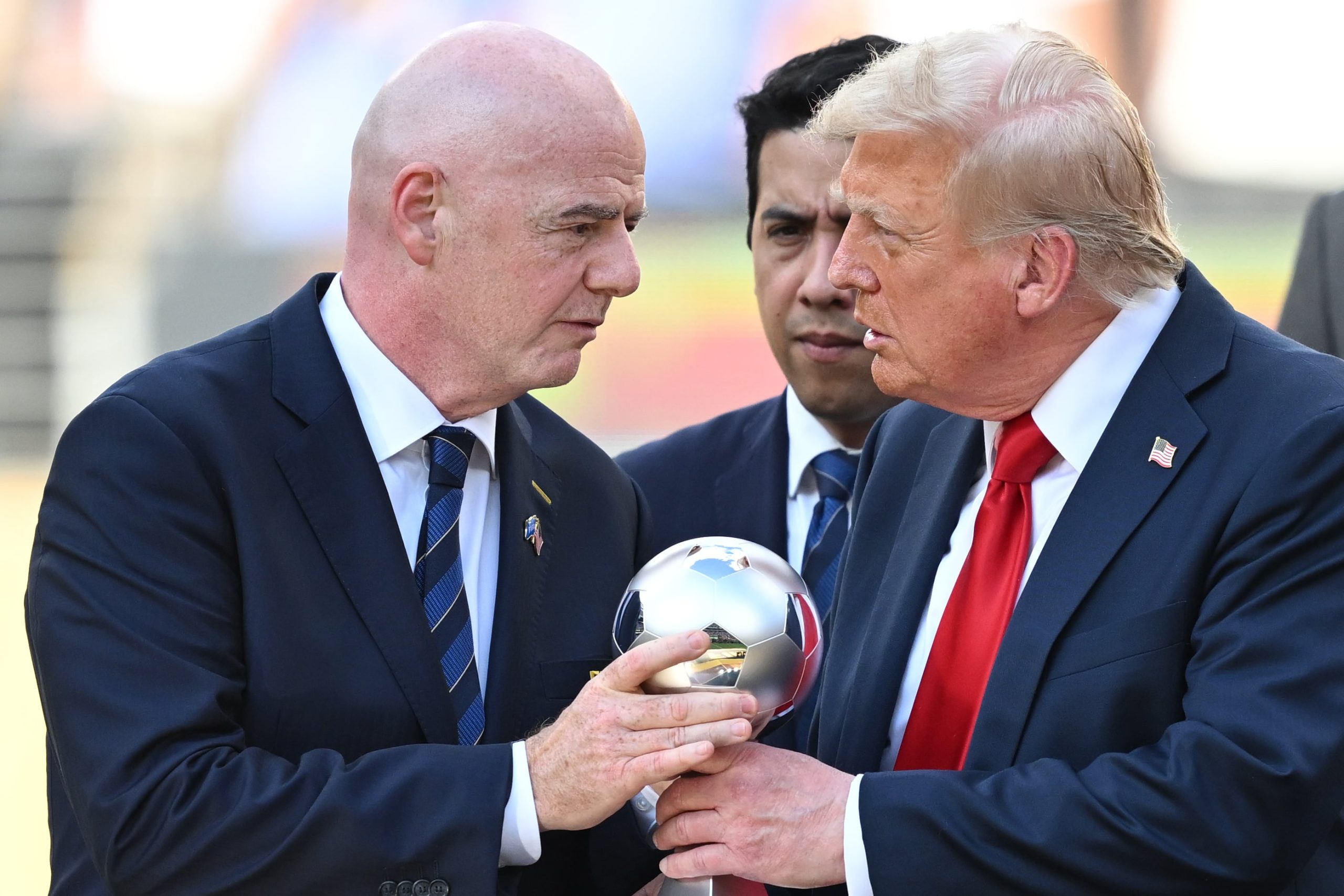 Regular la FIFA para proteger el fútbol