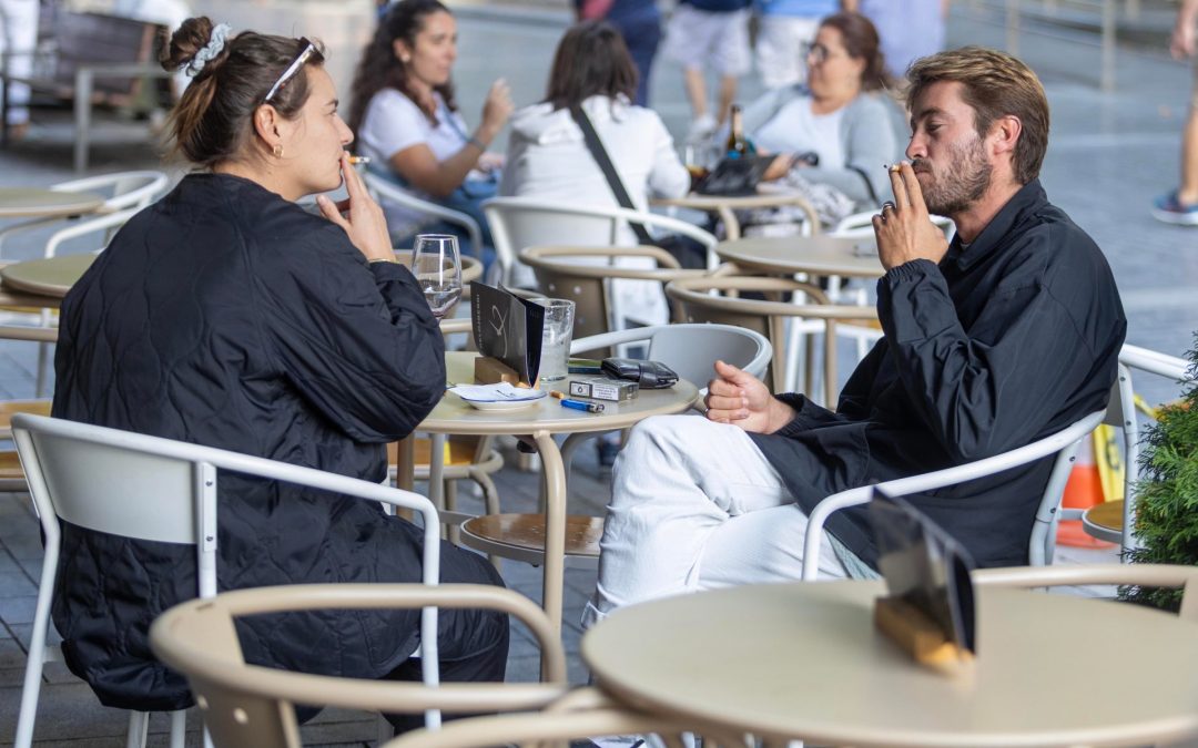 La nueva ley del tabaco prohíbe fumar a los menores y hacerlo en playas, terrazas y campus universitarios