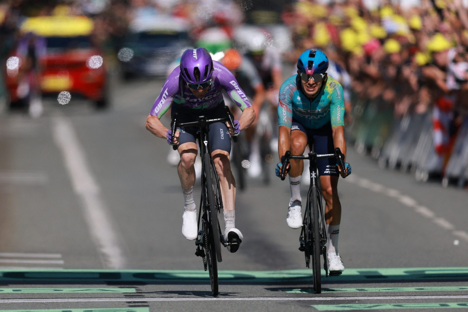 Mauro Schmid frustra a Harold Tejada en la 13º etapa del Tour de Francia