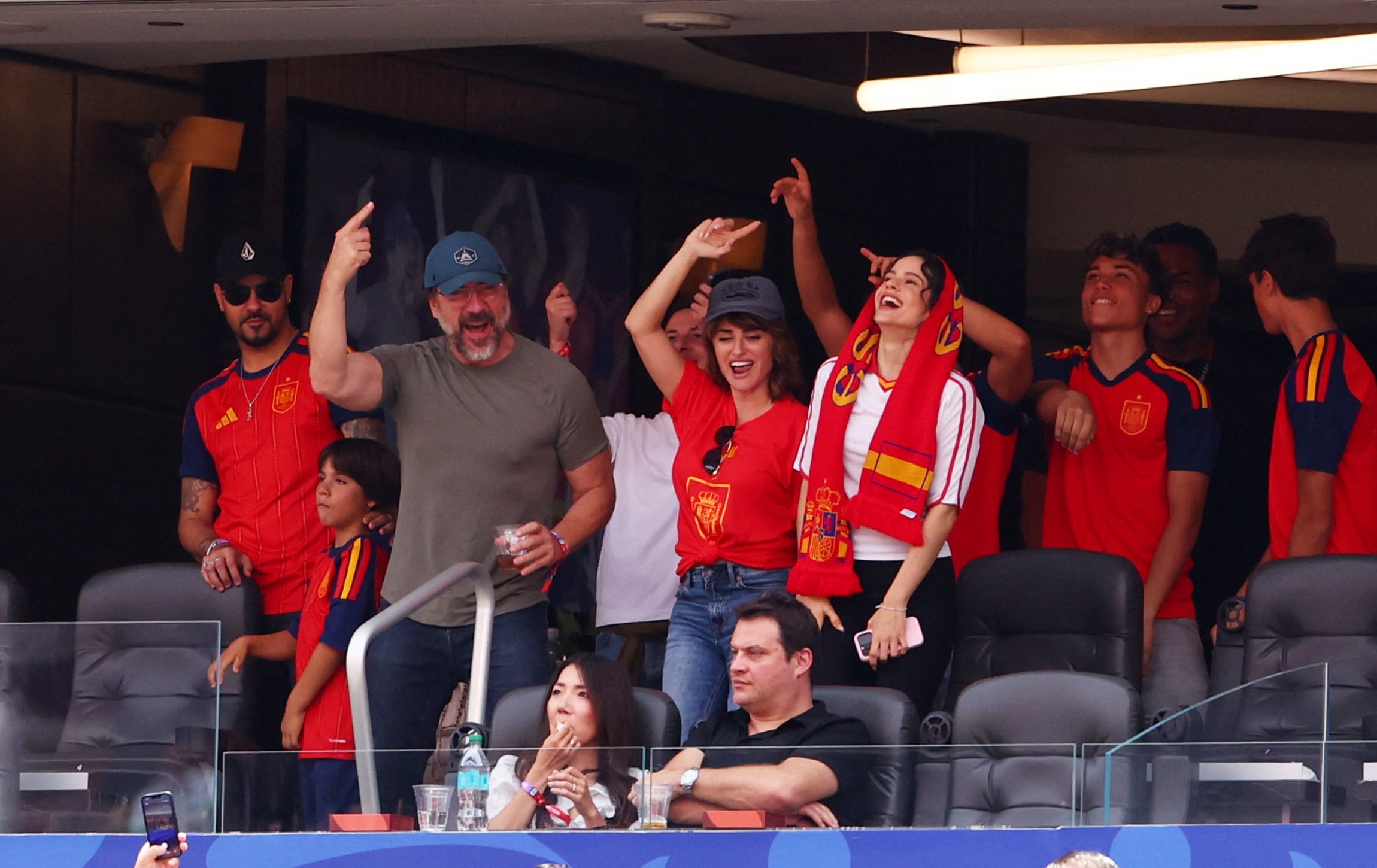 El desfile de estrellas para ver a La Roja: Rosalía, Penélope Cruz, Alexia Putellas… y el hermano de Lamine Yamal