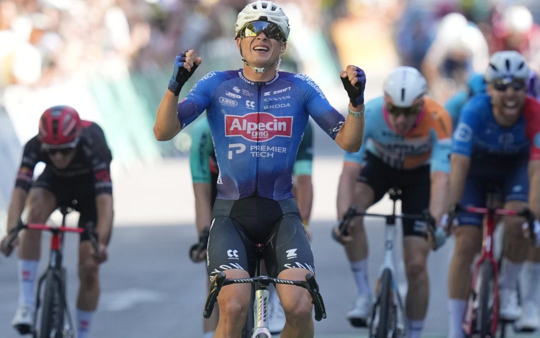 Jasper Philipsen gana al ‘sprint’ una etapa del Tour de Francia convertida en una clásica