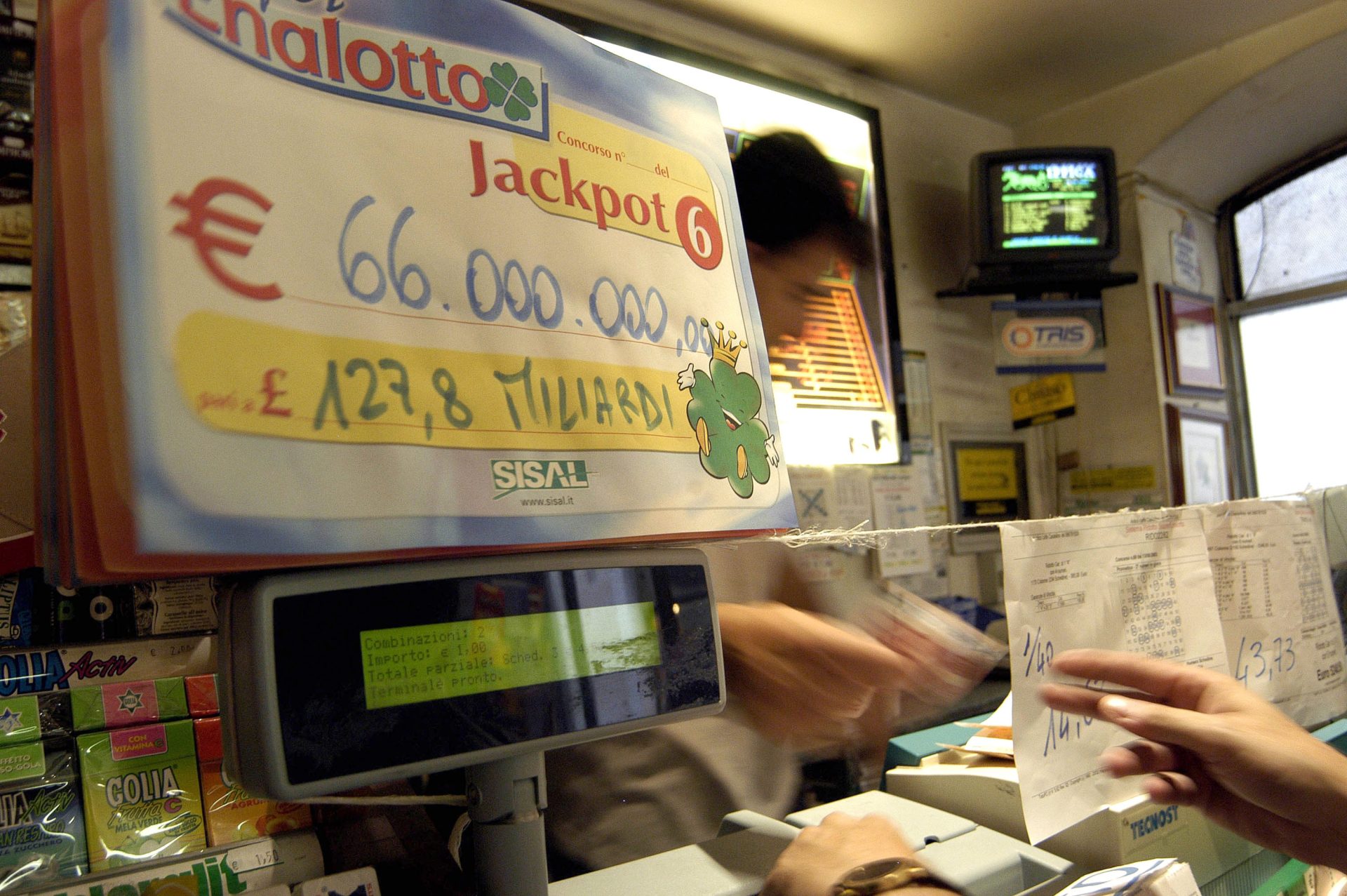 Un millón en la basura: la doble suerte de una familia italiana que ganó la lotería y tiró el boleto a la papelera