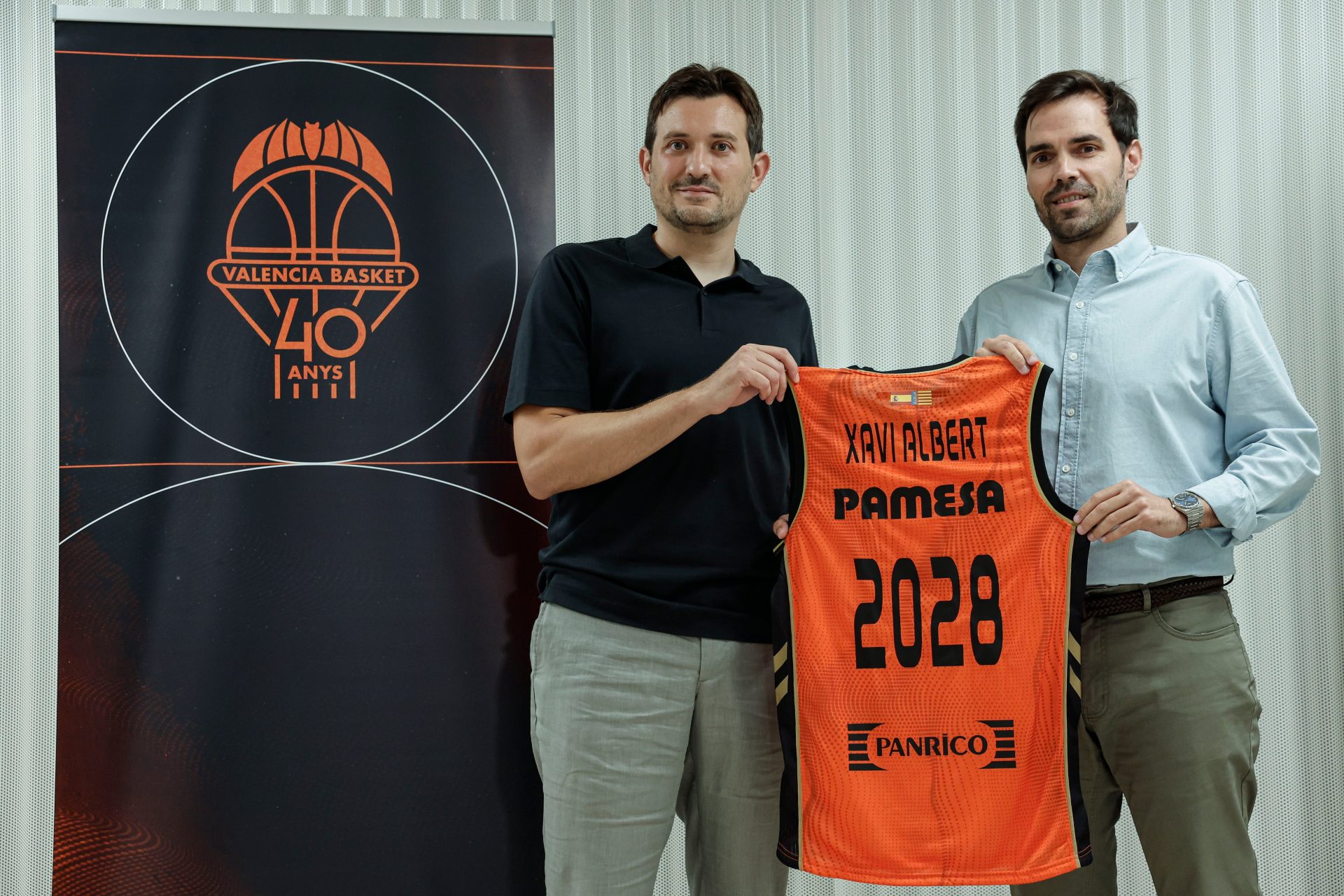 Xavi Albert, el nuevo entrenador del Valencia Basket deja de mirar al pasado: “No quiero que nos pongamos una tirita antes de empezar”