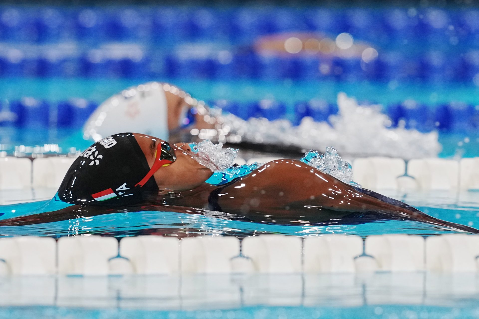 Sara Curtis pulveriza el récord del mundo de 50m espalda