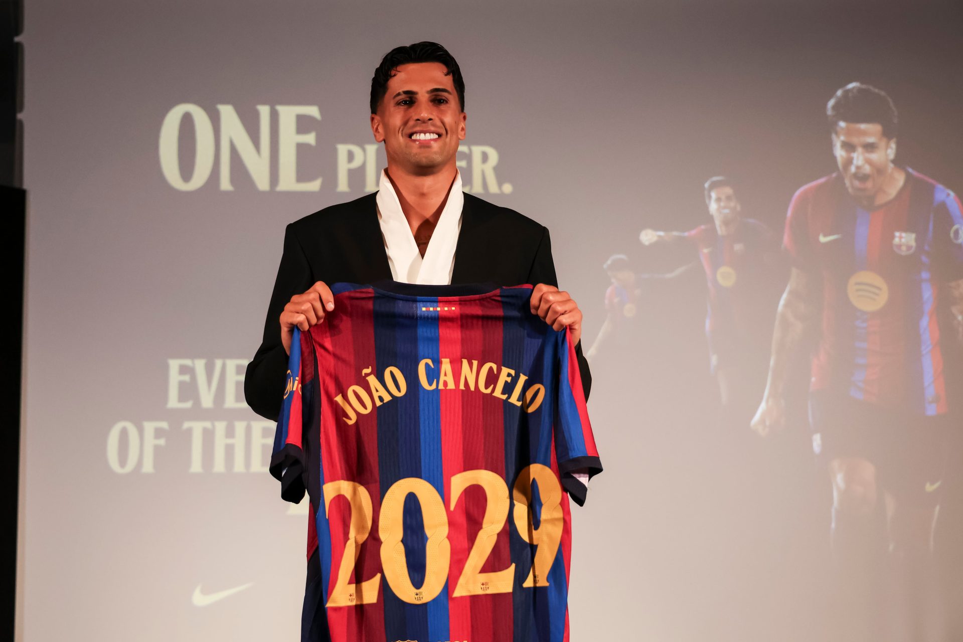 Cancelo regresa al Barcelona hasta 2029