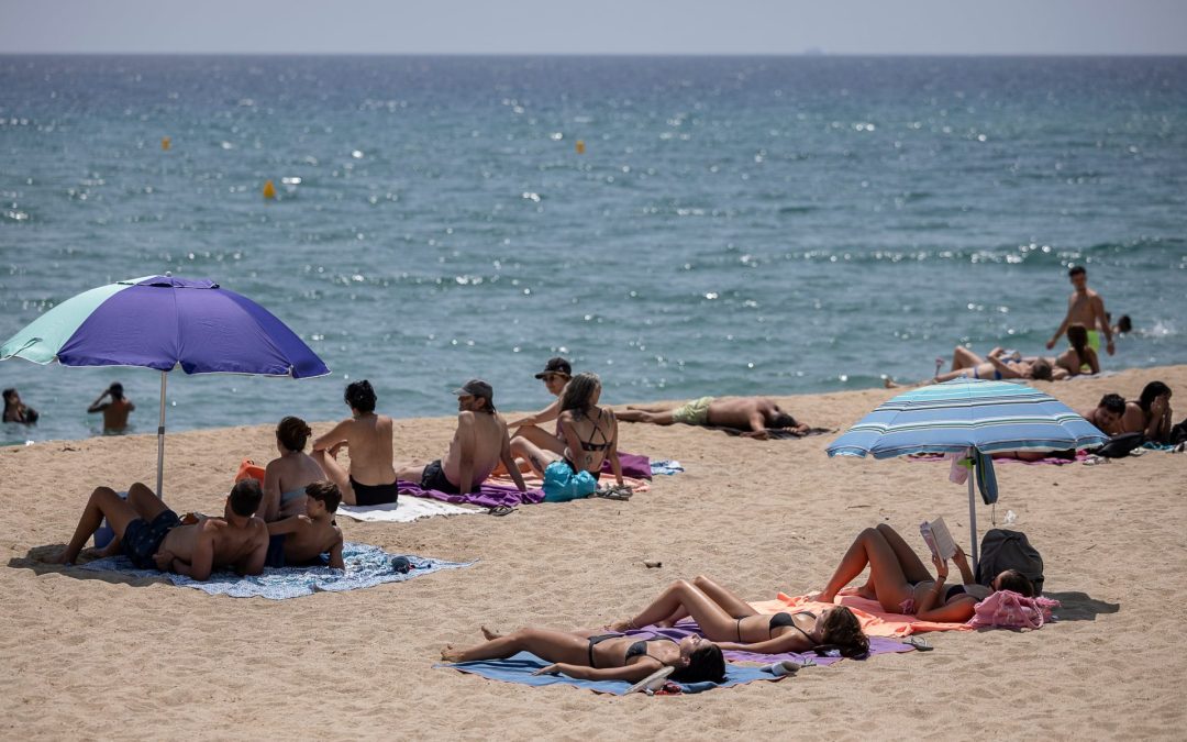 El descanso que cansa: la paradoja de que nos agote pasar un día en la playa