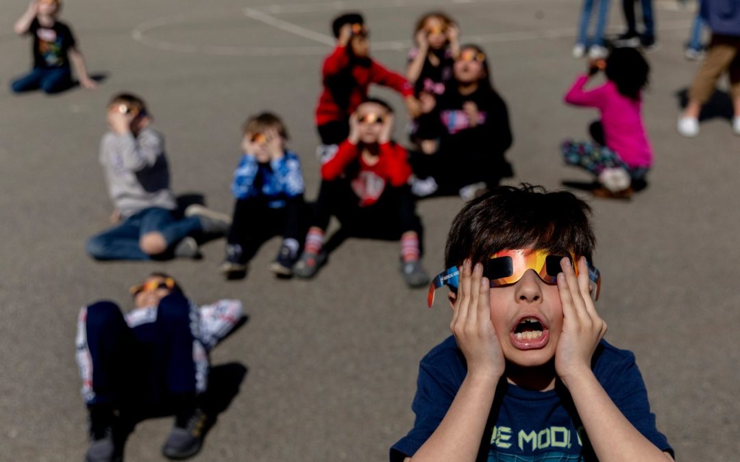 ¿Puedo quitarme las gafas cuando el eclipse sea total? Esta es la manera segura de hacerlo