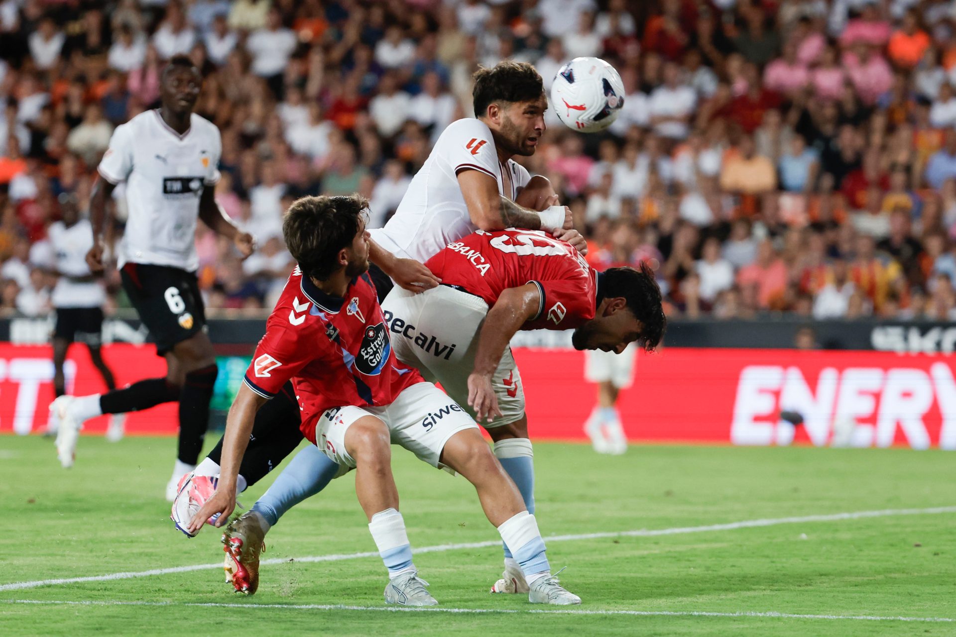 El nuevo Valencia, idéntico al viejo, es incapaz de crearle peligro al Celta