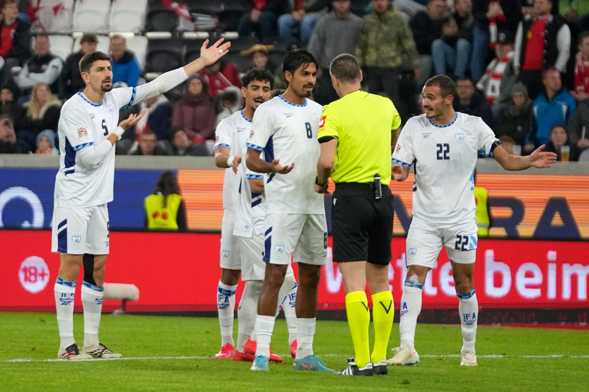Expulsan al futbolista israelí Sayed Abu Farchi tras celebrar un gol simulando un disparo con el banderín