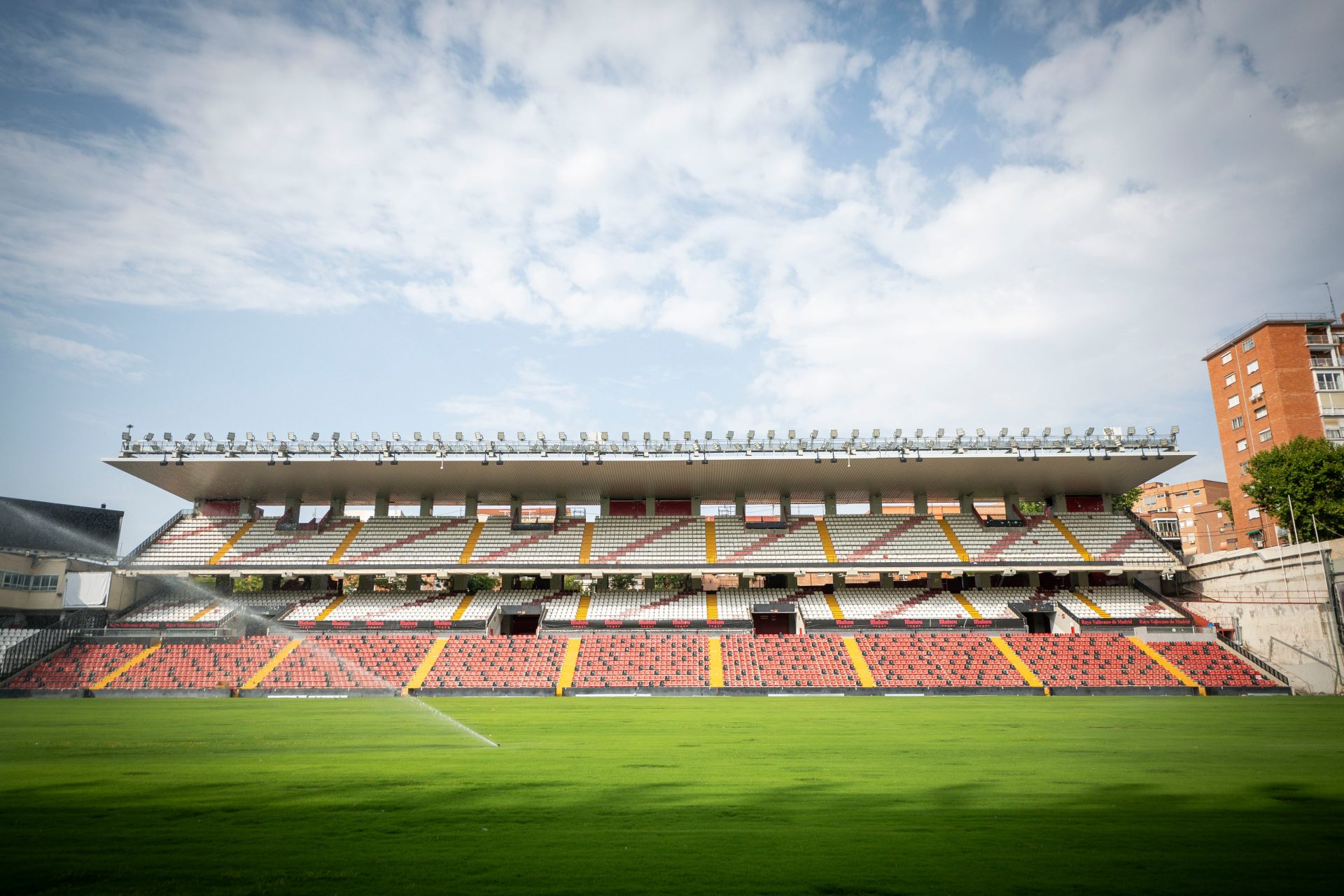La Comunidad de Madrid levanta la orden de suspensión del estadio de Vallecas al Rayo