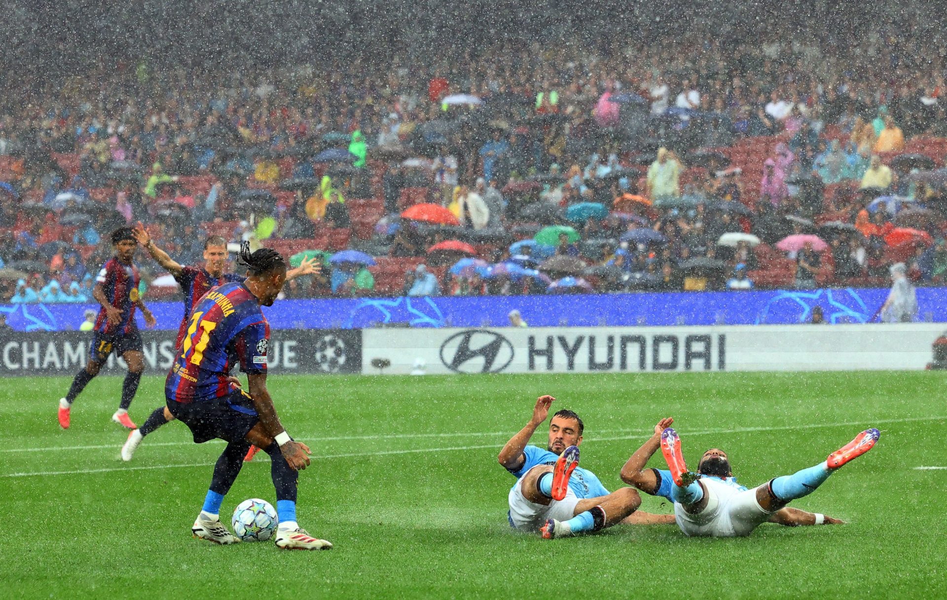 Raphinha lidera la goleada del voraz Barça al Feyenoord
