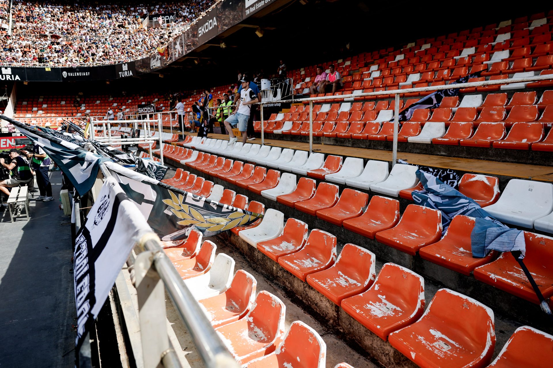 La afición de Mestalla carga contra el palco y el equipo y Corberán responde: “Este partido nos deja a todos tocados”