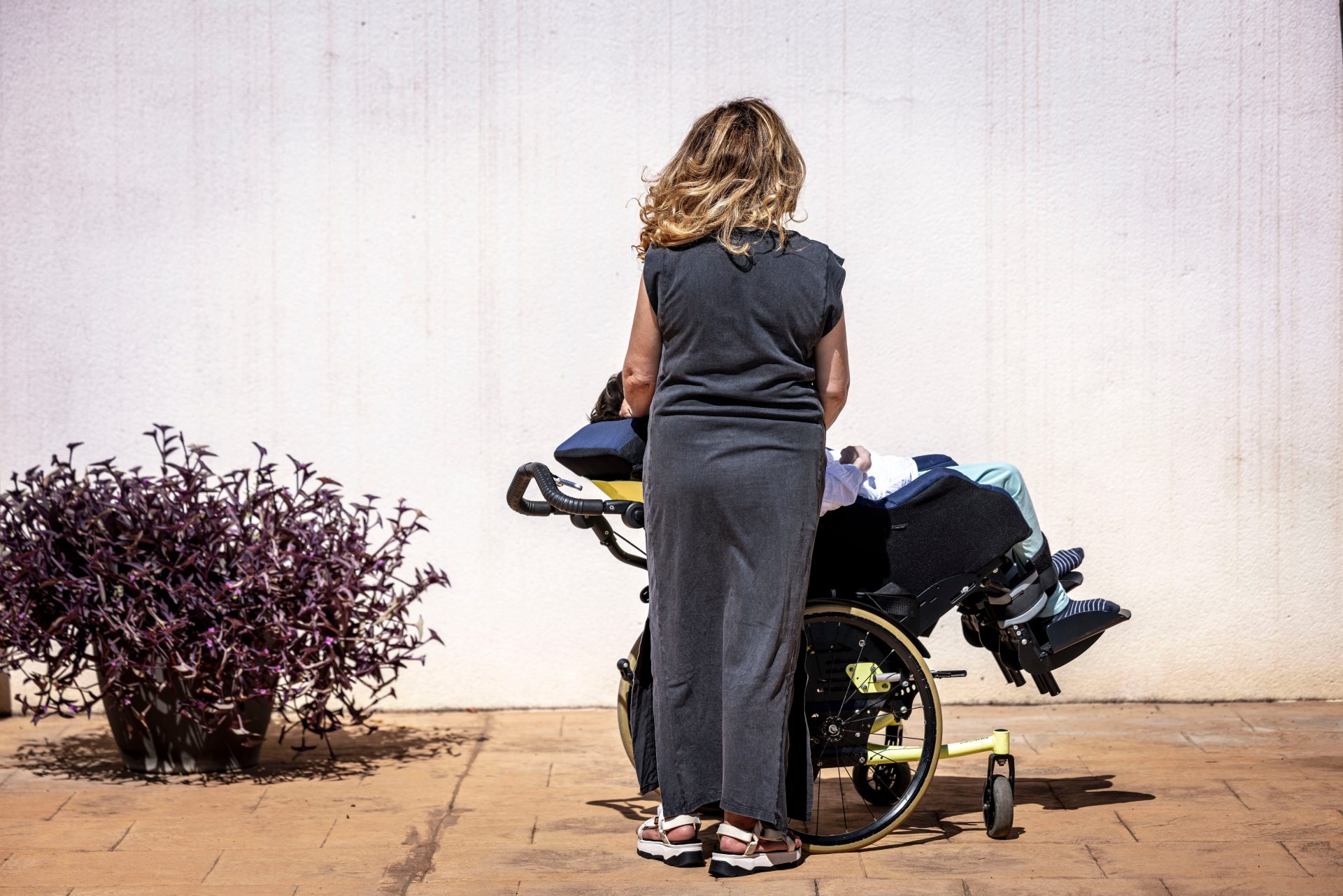 Tener hijos enfermos y que la ayuda pública para cuidarles se acabe al cumplir 26: “Nos la quitan cuando más la necesitamos”