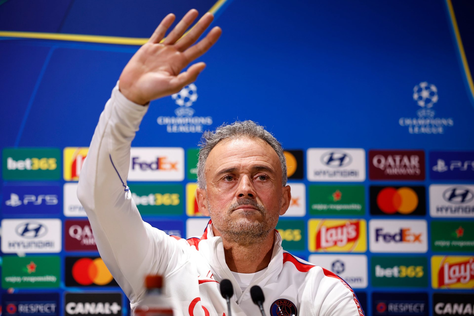 El aspirante Barcelona pregunta al campeón en París