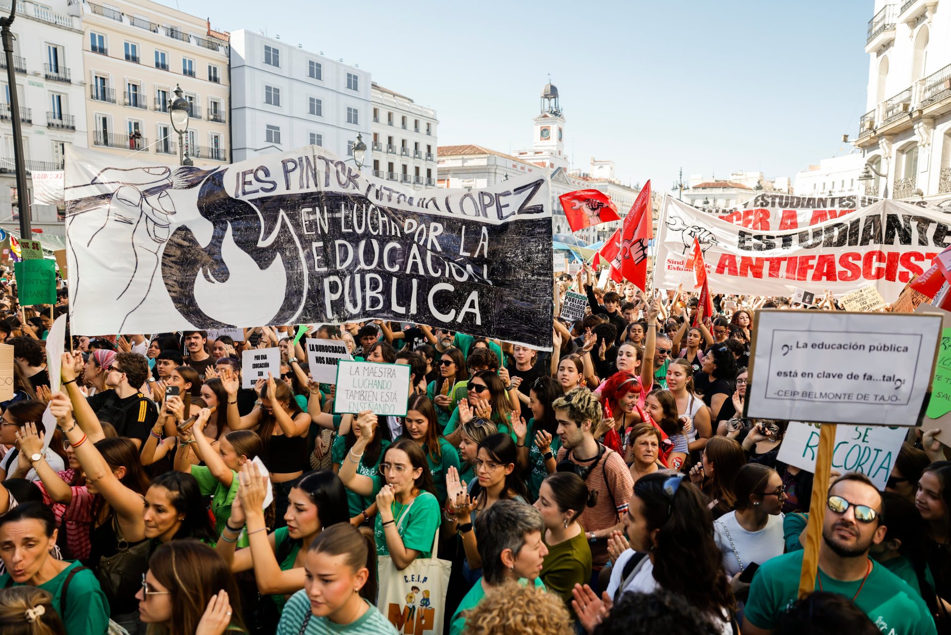 Alto seguimiento, cánticos contra Ayuso y cargas en la primera jornada de huelga del profesorado en Madrid