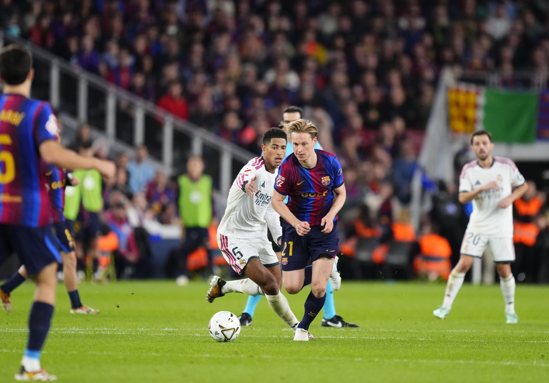Flick saca del ostracismo a Frenkie de Jong, pero no le alcanza