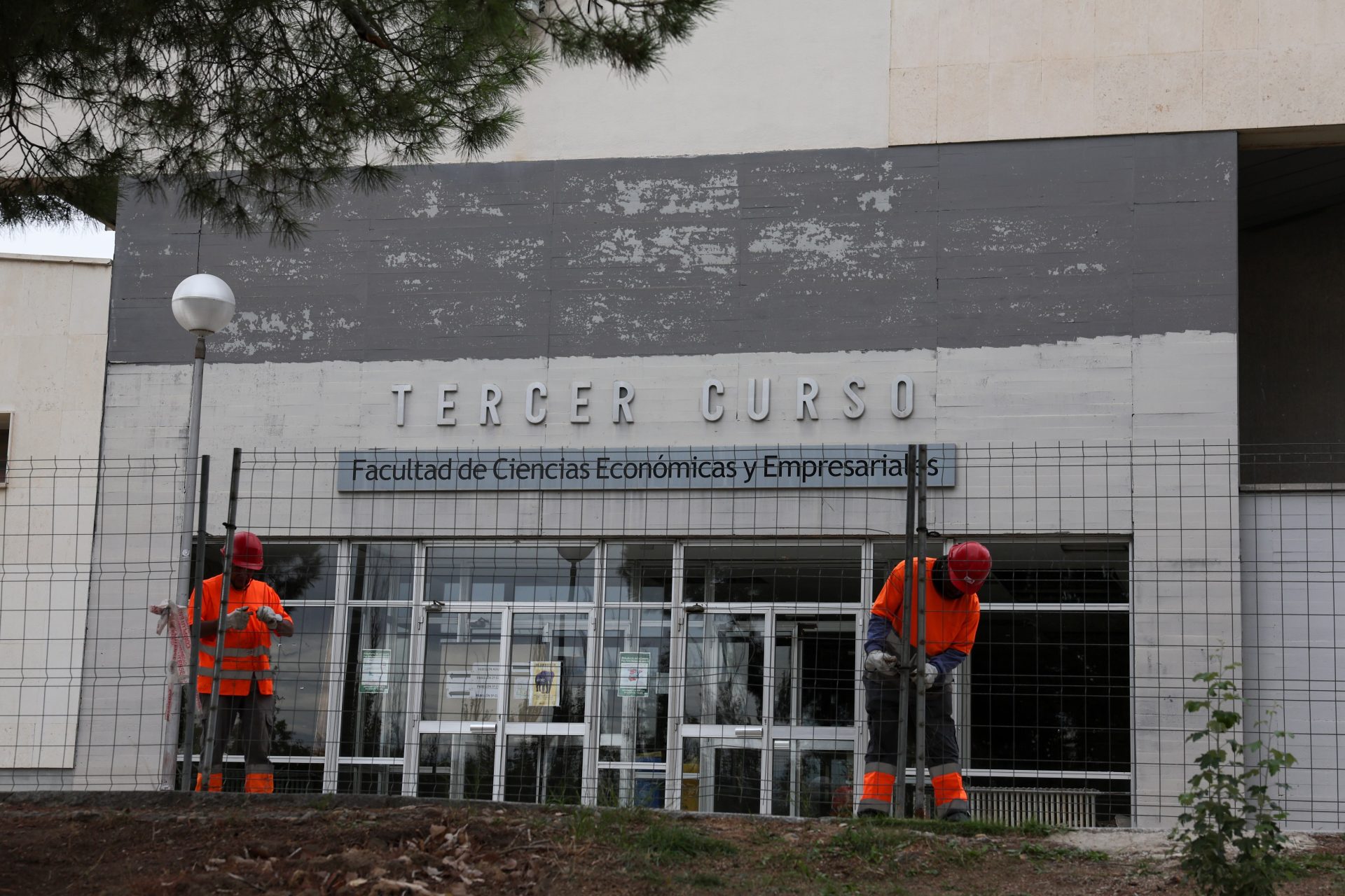 Profesores y arquitectos piden frenar el derribo de edificios en la Complutense por su valor histórico: “Son un lugar de memoria”