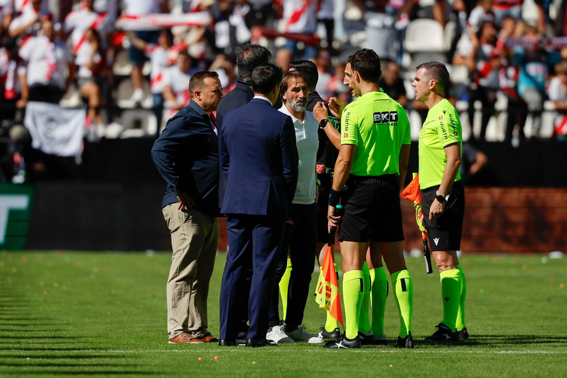 Las protestas contra Presa suspenden el partido entre Rayo y Athletic en Vallecas