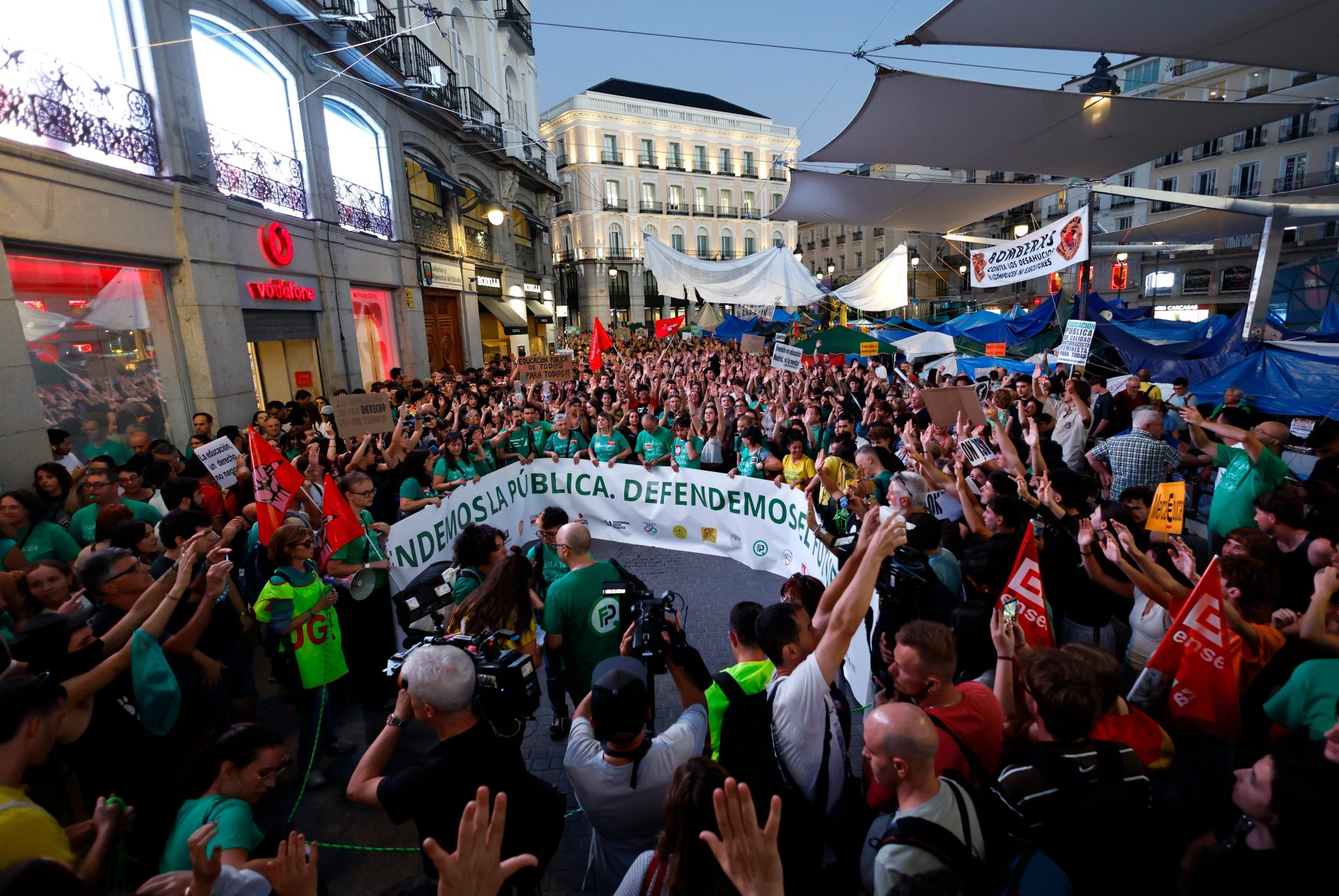 Los profesores en huelga pintan de verde el centro de Madrid: “Los gobiernos están abandonando la educación pública”