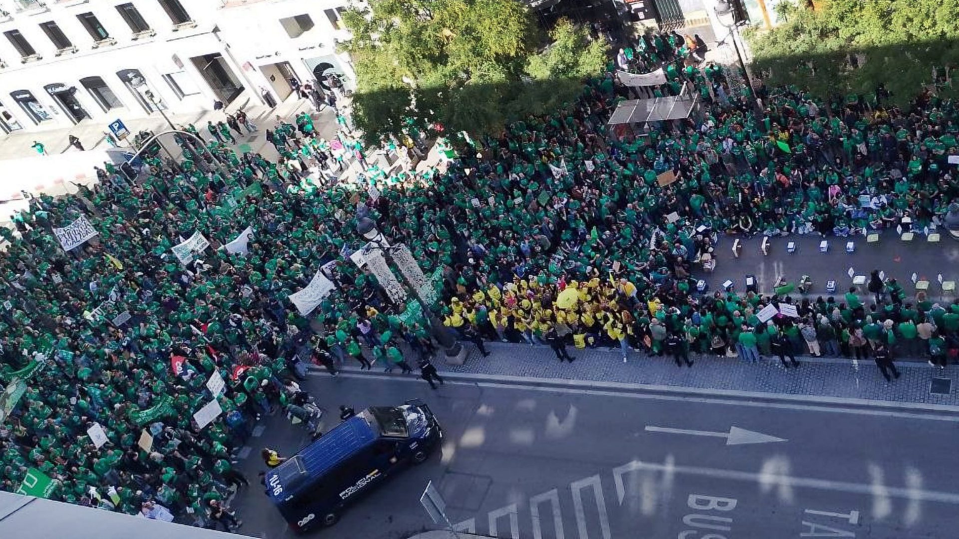 Los profesores cortan la Gran Vía de Madrid y la policía carga en la manifestación por la educación pública