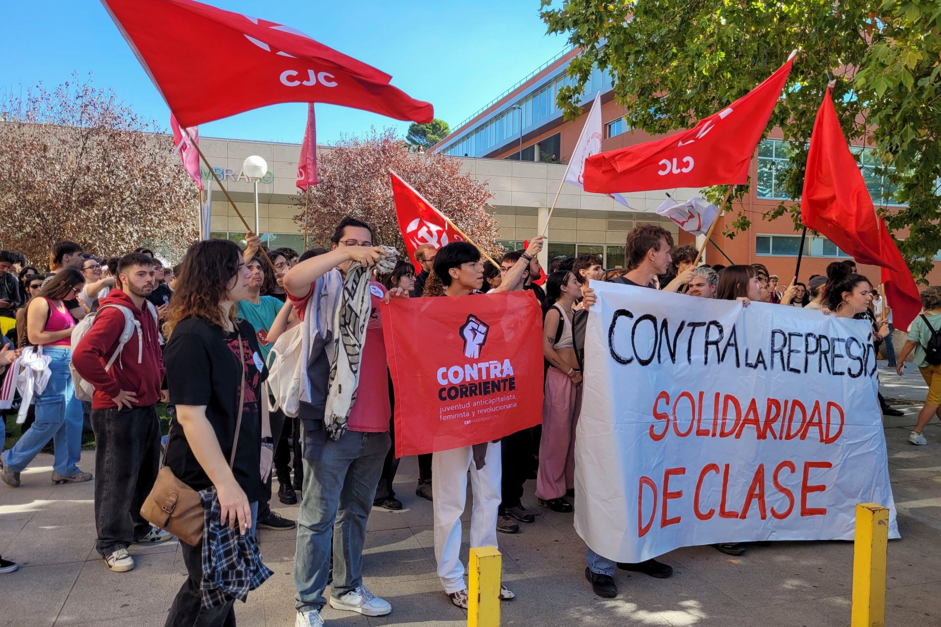 Trabajadores y alumnos de la Complutense exigen “medidas disciplinarias” contra los agentes de una carga policial en el campus