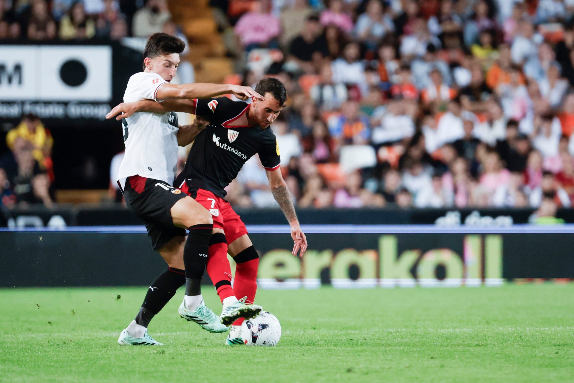 Javi Guerra sostiene al Valencia