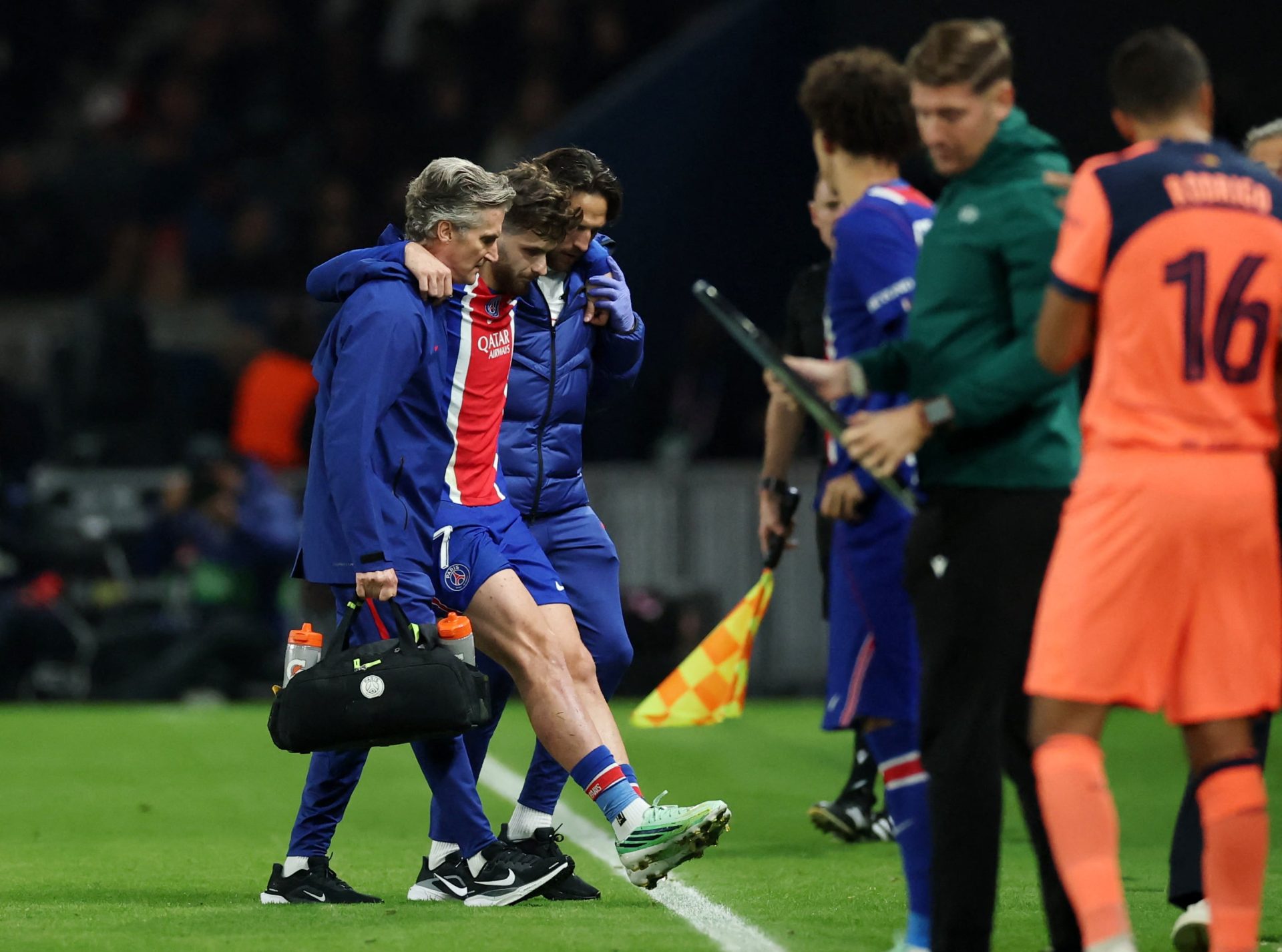 Kvaratskhelia sufre una rotura de ligamento cruzado después de lesionarse en el partido ante el Barcelona