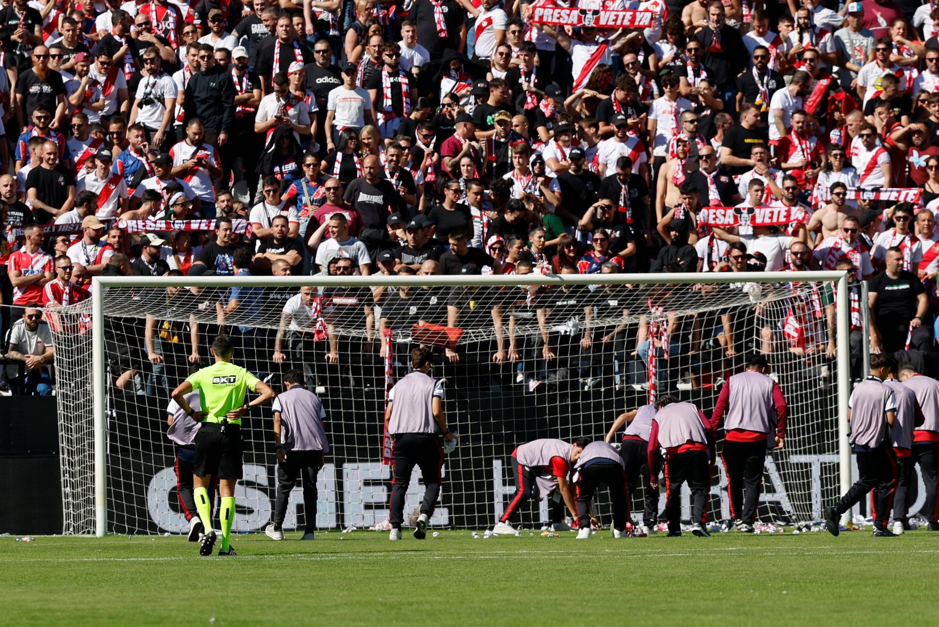 El Comité de Disciplina sanciona al Rayo con un cierre parcial de Vallecas por el lanzamiento de objetos en el partido contra el Athletic